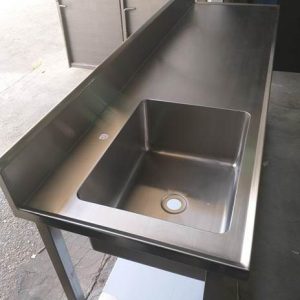 שולחן נירוסטה עם כיור