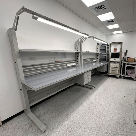 שולחן עבודה לחדר שרתים