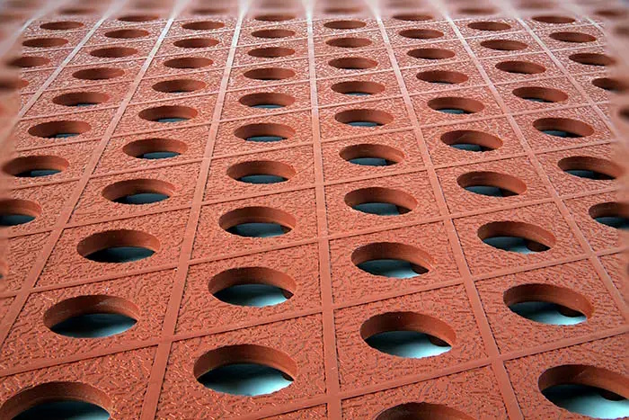 משטח דריכה לשמנים ונוזלים